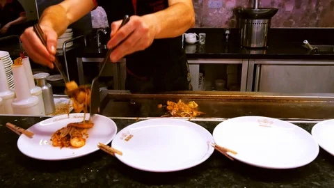 Serving fried dishes at restaurant Video stock 89933009