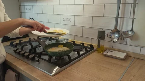 Serving Fried Eggs From Pan Onto Plate Breakfast Cooking Close View Vídeos de archivo 341864527