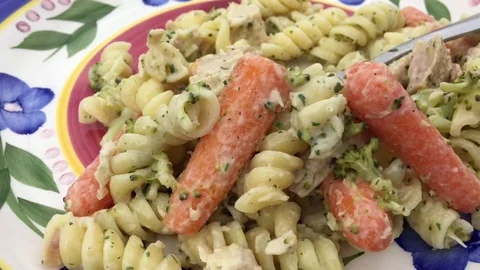 Serving Garden Pasta Salad Vidéo 75969774