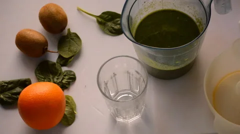 Serving The Green Smoothie Vídeo Stock 47923347