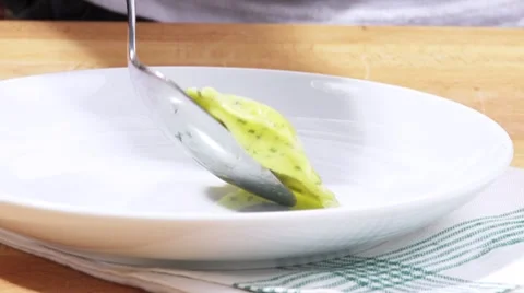 Serving herb ravioli onto plate Vídeo Stock 8570878