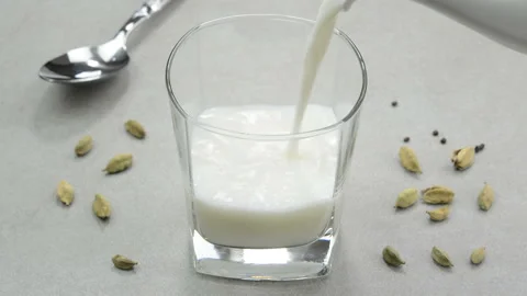 Serving hot cardamom milk 動画素材 140281617