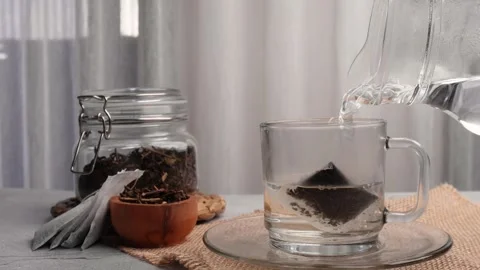 Serving hot modern tea with tea bags in glass cups 库存影片 274244453