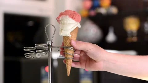 Serving ice cream Stock-Footage 21835617
