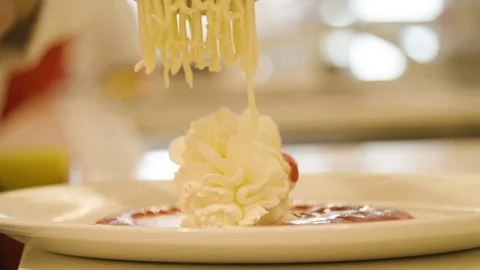 Serving Iced Spaghetti on a Plate Vídeo Stock 113283995