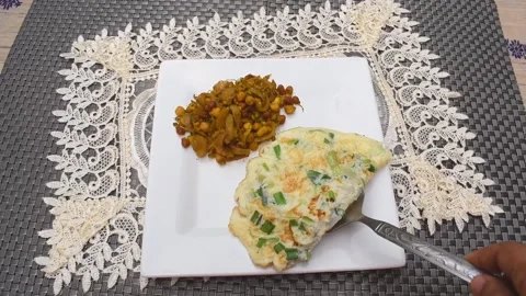 Serving omelette and pan fried soya bean, kala chana and chickpea. Vídeo Stock 220869180
