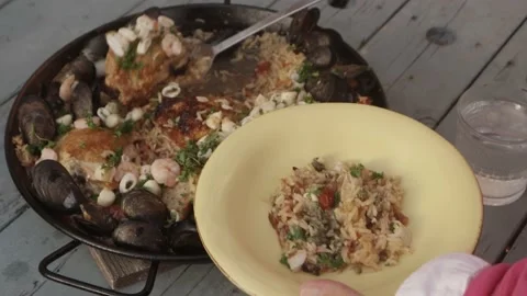 Serving paella into a bowl 스톡 동영상 239499151