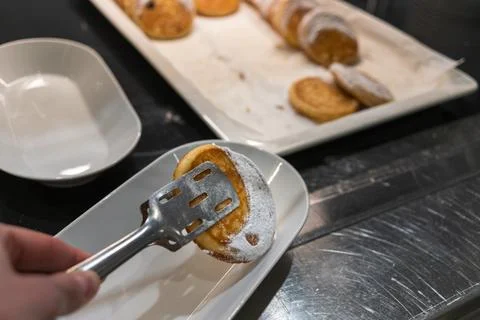Serving a pancake on a cafeteria plate Stock-Fotos