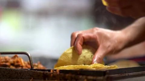 Serving Pastor tacos, great typical mexican street food Vidéo 158827016