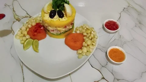 Serving of peruvian creamy chicken with potatoes called "Causa de Limena" Vidéo 289028122