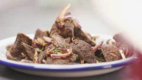 Serving of pieces fried beef liver with onions in a plate. Vídeos de archivo 150888709