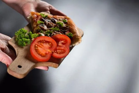 Serving pizza. Slice of pizza with copyspace. Foto stock