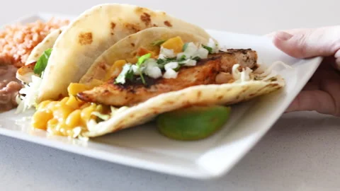 Serving a Plate of Grilled Fish Tacos with Mango Salsa Vidéo 154515951