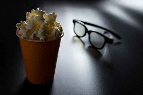 A serving of popcorn. Going to the cinema. Popcorn and 3D glasses. Foto stock