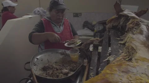 Serving pork from a whole cooked pig Video stock 49148142