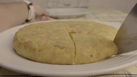 Serving potato omelette 스톡 동영상 241503265