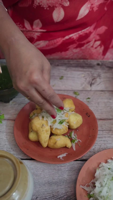 Serving Ram Ladoo in a clay plate. Ram Ladoo is a popular street food of Delhi. Stock-Footage 283365189