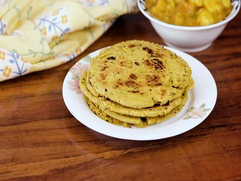 Serving Roti on a plate 動画素材 80418979