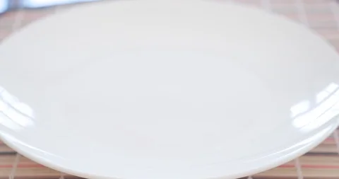 Serving scrambled eggs 스톡 동영상 90302427