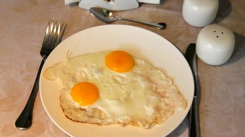 Serving scrambled eggs on a plate, Time lapse Stock Footage 43571031