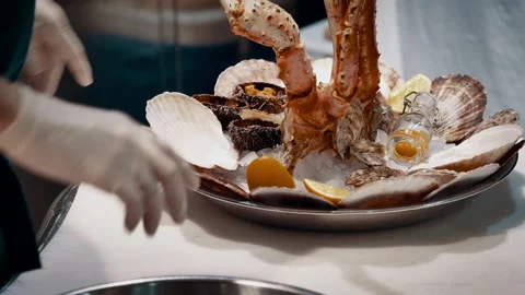 Serving seafood dishes in a restaurant. Stock-Footage 155104198