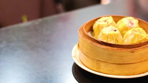 Serving Siu Mai in Bamboo Steamer Vídeo Stock 314710540