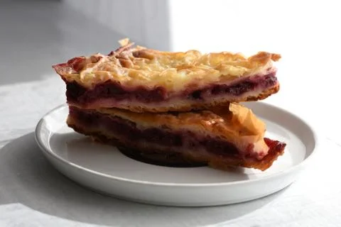 Serving a slice of cherry pie on a white plate Foto stock