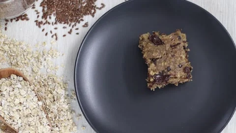 Serving slices of delicious and nutritious homemade oats banana breakfast b.. Stock-Footage 269878821