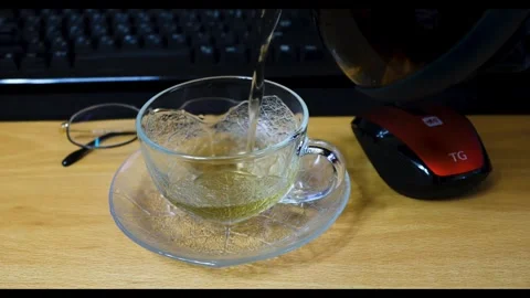 Serving soft drink in a glass Video stock 274035150