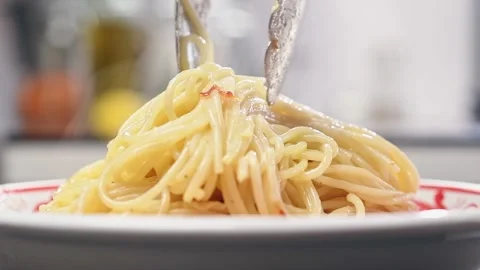 Serving of spaghetti aglio e olio on a plate. Video stock 152529557
