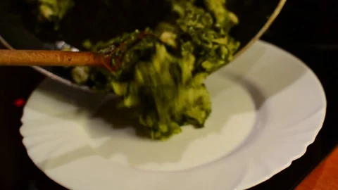 Serving spinach pasta 動画素材 70770137