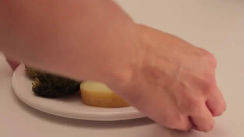 Serving steamed vegetables Video stock 133815578