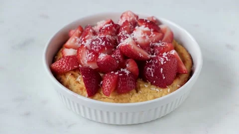 Serving strawberry cake with coconut flakes Vidéo 155275631