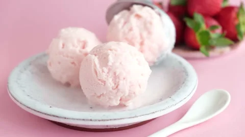 Serving strawberry ice cream Video stock 155275615