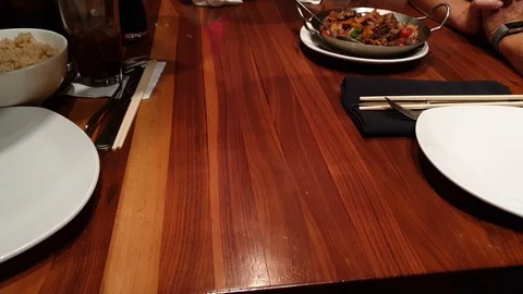 Serving surf and turf dish Vídeo Stock 98673446