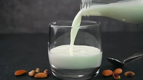 Serving sweet lassi 動画素材 308315364