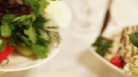 Serving table on banket Vídeos de archivo 83703122