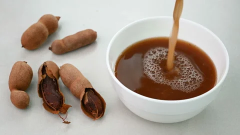 Serving tamarind water 動画素材 228765752