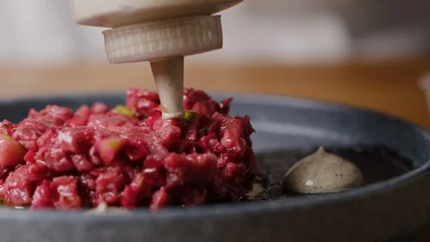 Serving Tar Tar on dish macro shot, five star meal Vídeo Stock 128485348