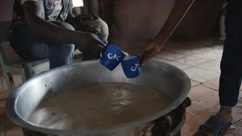 Serving Tea to Students in Kenya Stockbeeldmateriaal 345099525