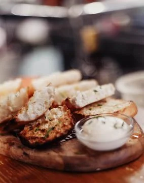 Serving of toasted bread with tomato and garlic mayonnaise Foto stock