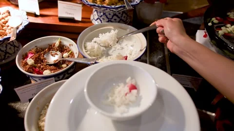 Serving Traditional Thai Khao Chae Chilled Rice with Jasmine Water 库存影片 335119180