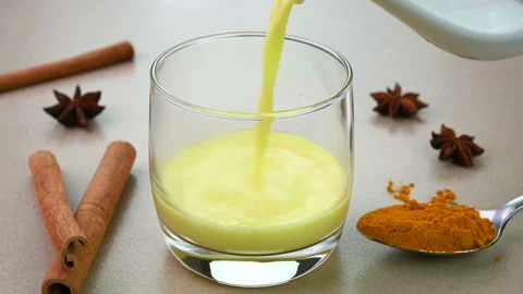 Serving turmeric milk 動画素材 228550409