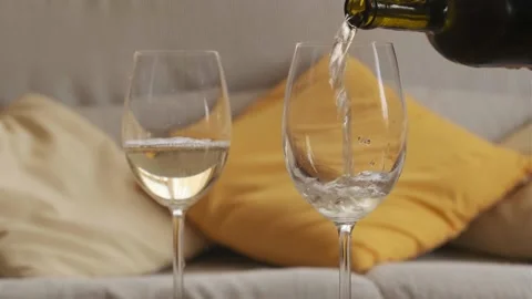 Serving two glasses of white wine, Video stock 143773198