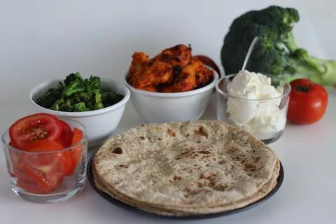 A serving of whole wheat Indian flat bread along with air fried grilled chick Stockfoto's