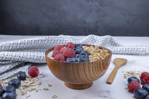 Serving yogurt with blueberry raspberry and oat flakes 库存照片