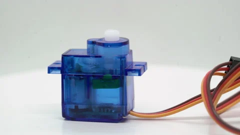 Servo motor engine electronic component. Electronics diy robotics chip. Vídeo Stock 169315857