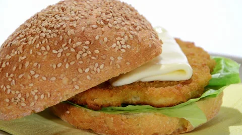 Sesame seed bread with chicken cutlet and sottiletta 库存影片 32789449