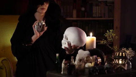 Session of black magic with human skull and mirror 스톡 동영상 133078425