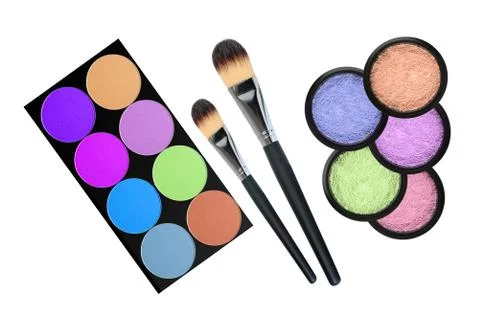 Set of 5 eyeshadows and brushes isolated on white background Fotos de archivo